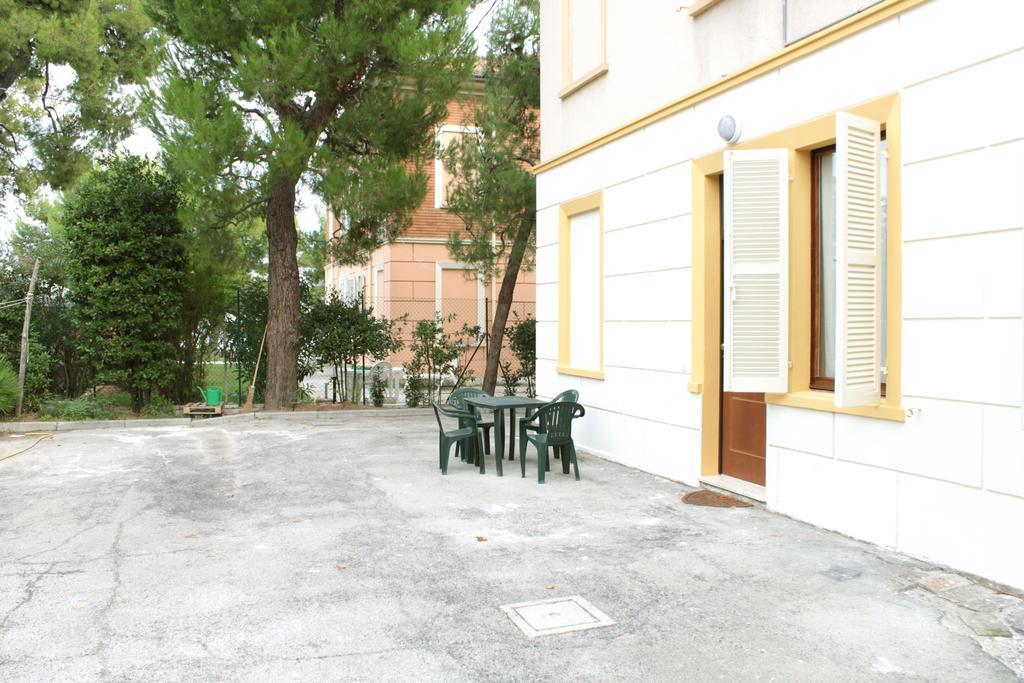 Pino Marittimo Bed & Breakfast Чивитанова Марке Екстериор снимка