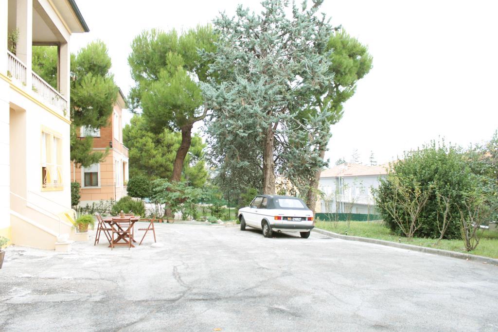Pino Marittimo Bed & Breakfast Чивитанова Марке Екстериор снимка